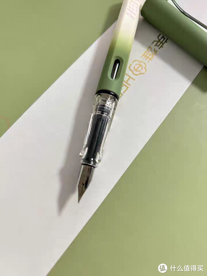 青草绿渐变色钢笔,中学生必备的文具