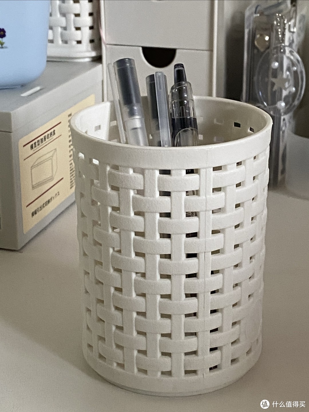 价格便宜,而且容量也很大的笔筒