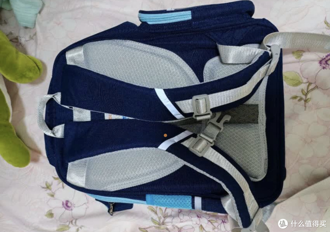 孩子要开学了,给小朋友更换新书包。